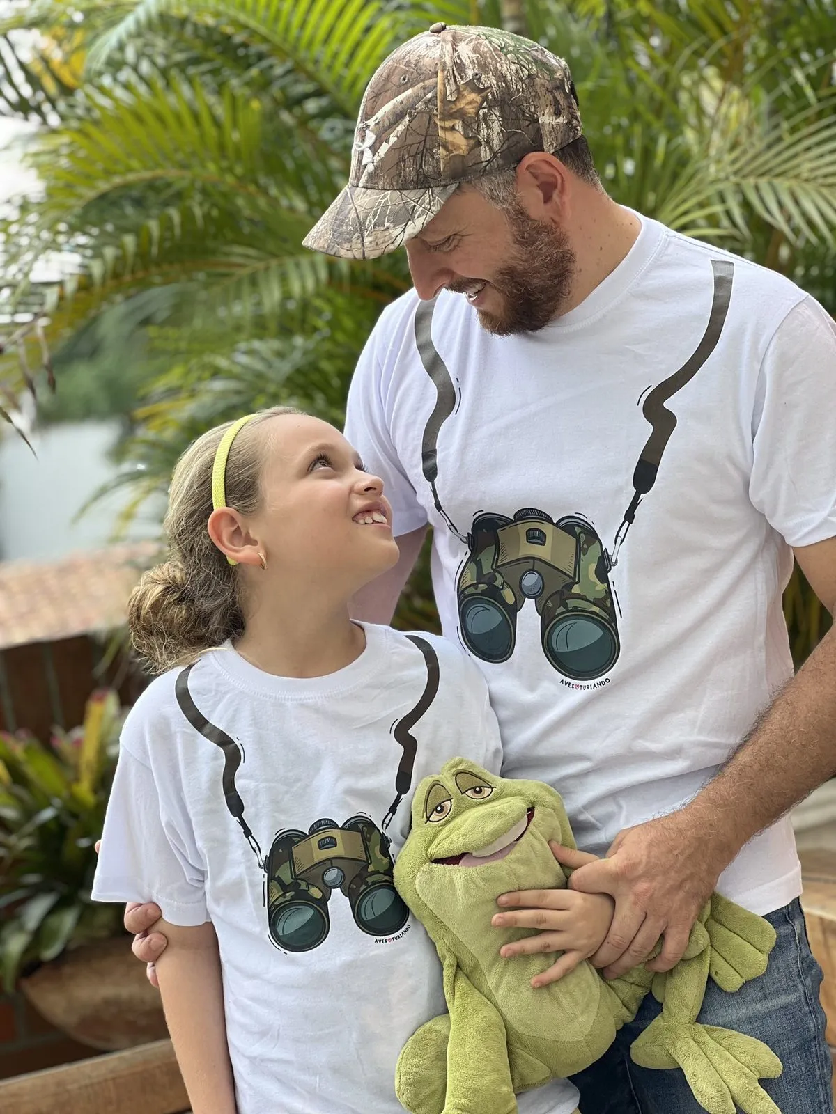 Papá e hija con camisetas Binoculares iguales