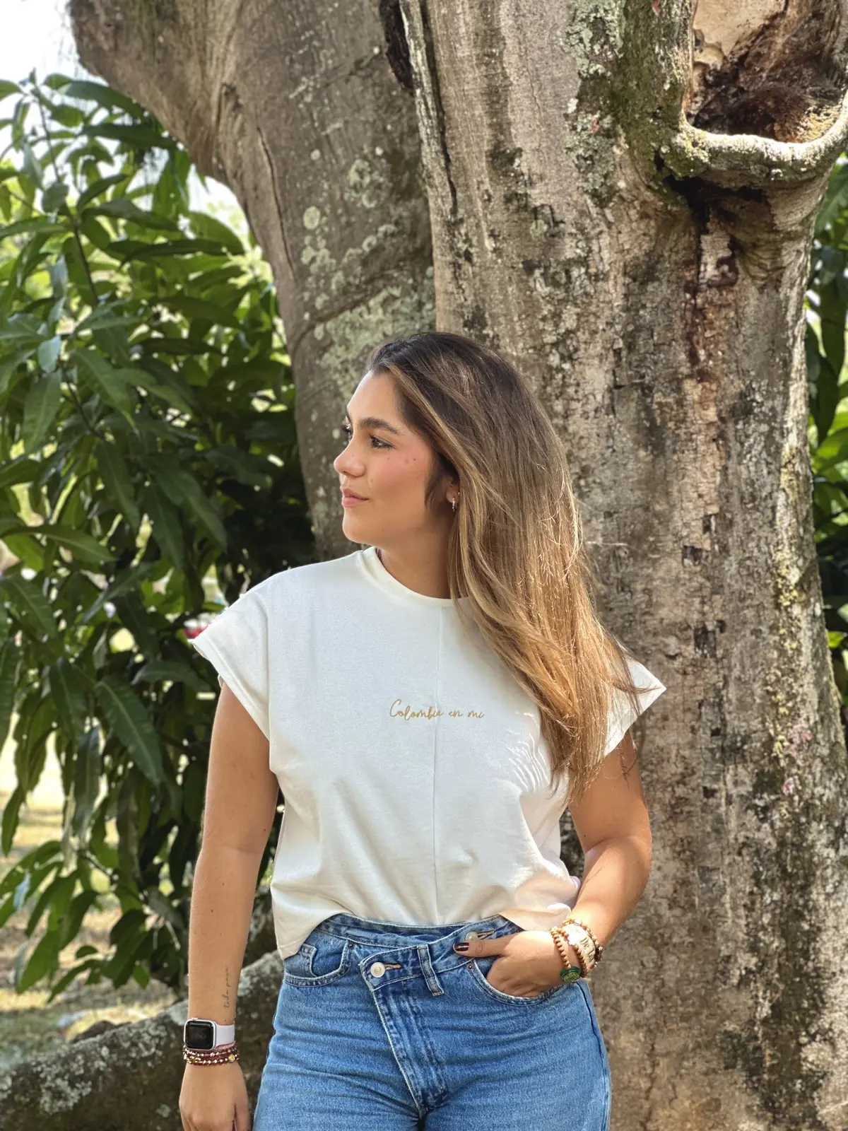 Camiseta colombia en mí bordado dorado