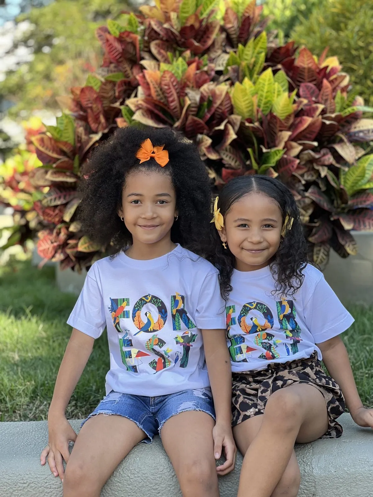 Dos niñas con camisetas Forest
