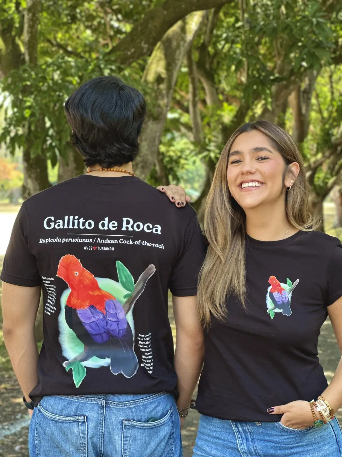 Pareja con camisetas negras Gallito de Roca, él de espaldas con el ave estampada