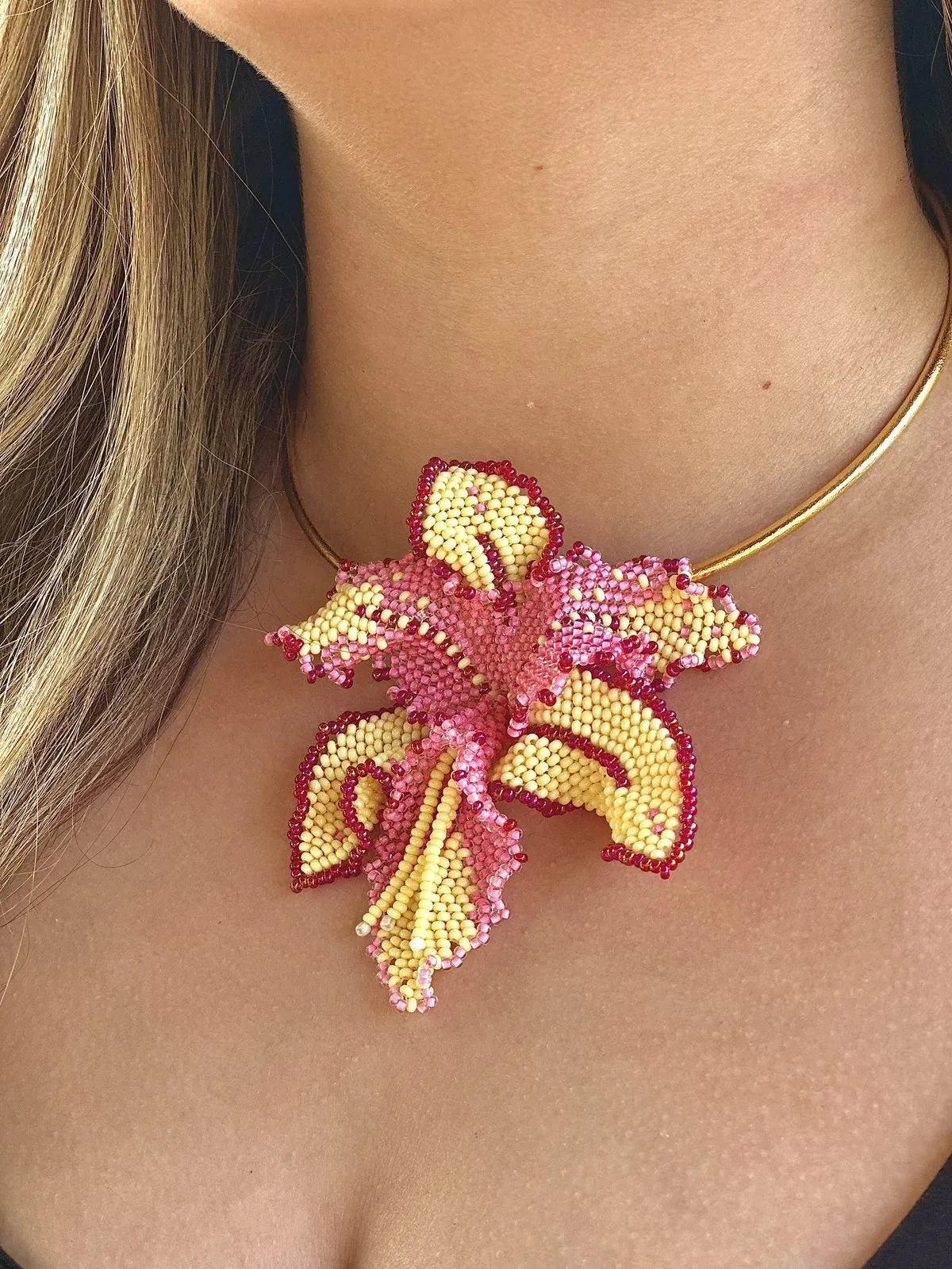 Collar de orquídea en mostacilla rosada y dorada con aro