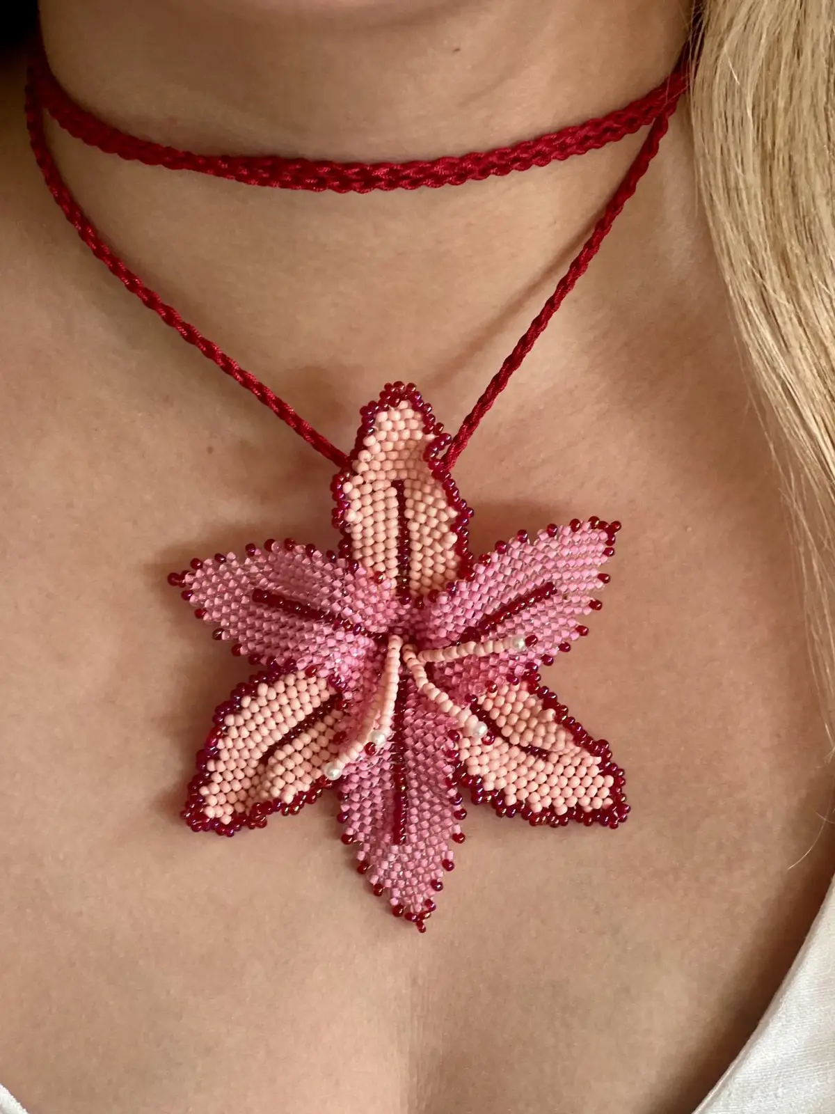 Collar orquídea hilo grande rosada