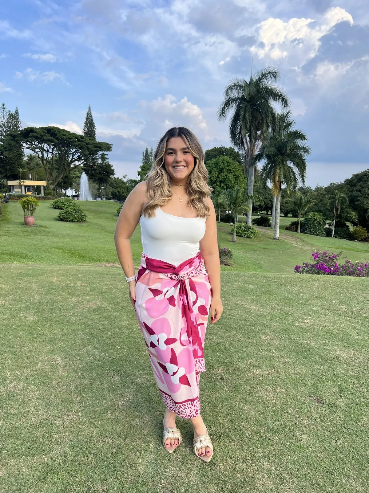 Falda pareo Orquídeas rosada anudada a la cintura