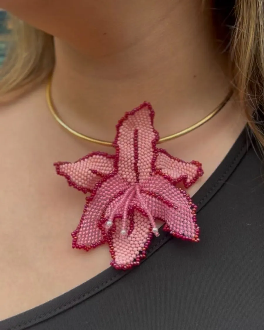 Collar de orquídea rosada en mostacilla