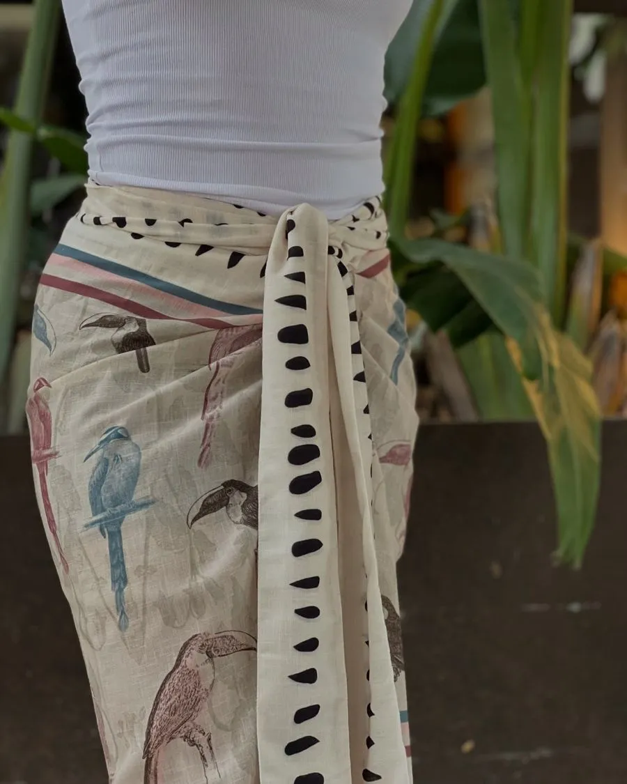 Falda pareo con aves estampadas anudada a la cintura