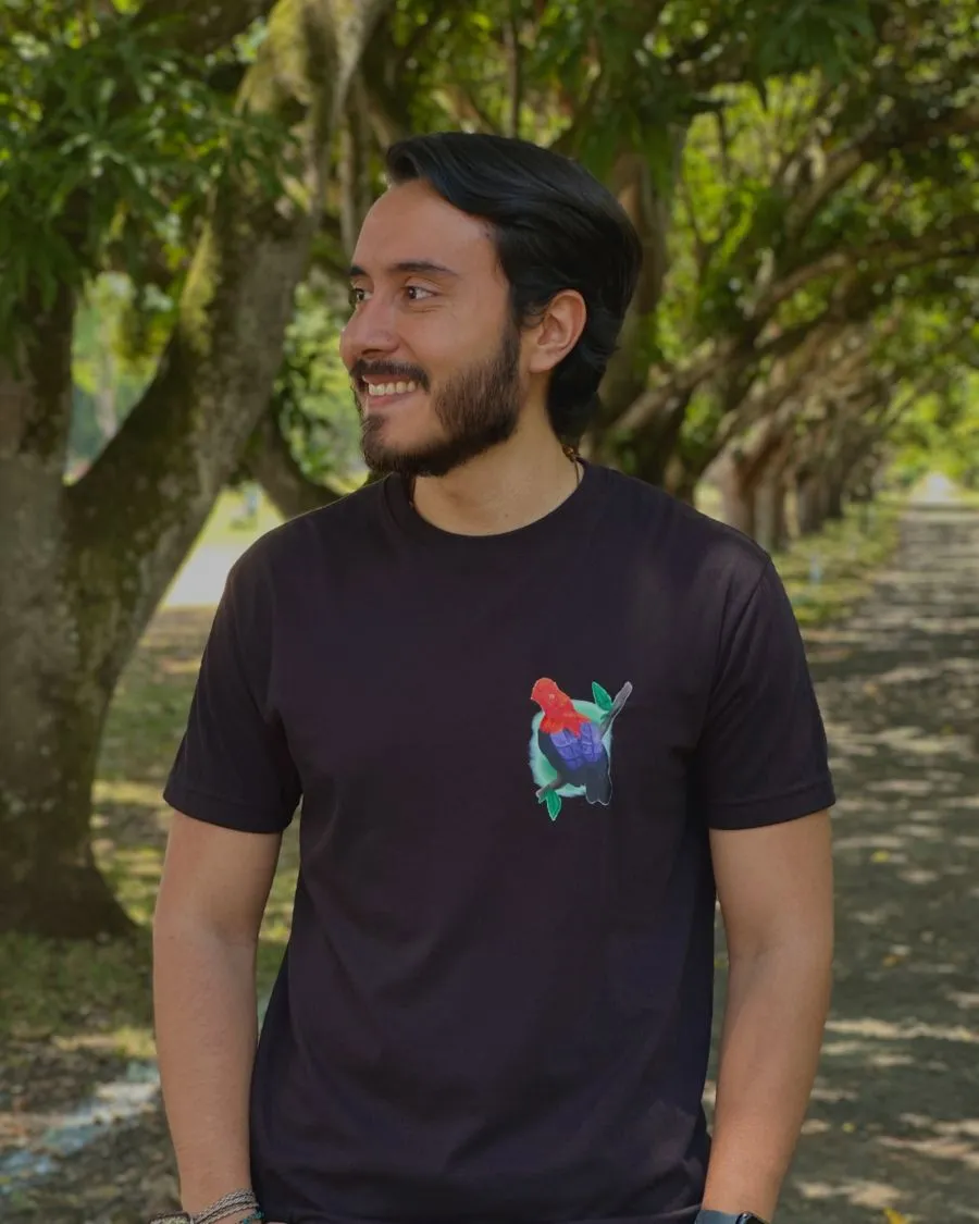 Hombre con camiseta negra Gallito de Roca