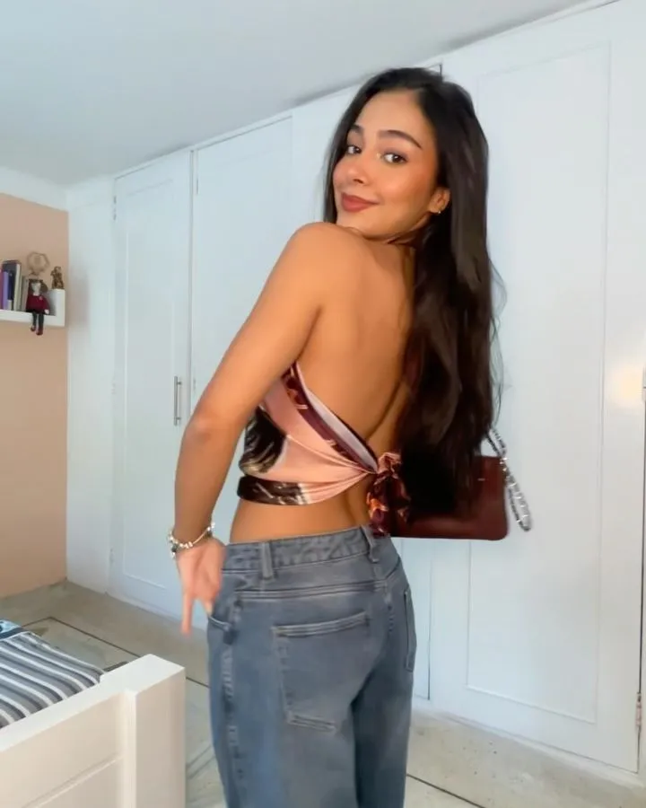 Pañoleta anudada como top a la espalda