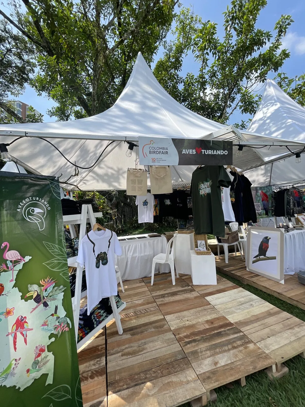 Stand de Avesturiando con camisetas y pañoletas en una feria