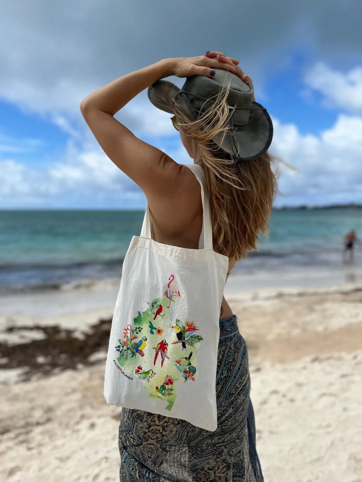 Tote bag con el mapa de Colombia y sus aves en la playa